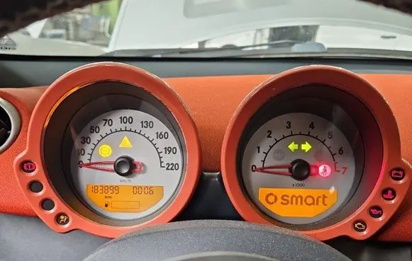 Speedometer (instrument cluster)