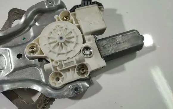 Toyota Avensis T250 Front door window regulator motor 992046100