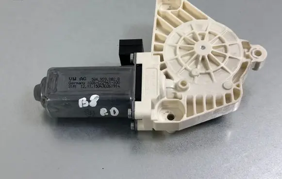 Volkswagen PASSAT B8 Front door window regulator motor 5Q4959802B