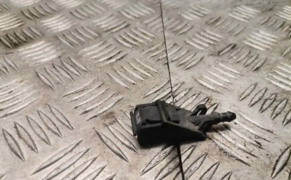 Windshield washer spray nozzle