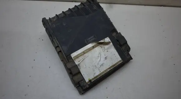 Volkswagen Touran I Fuse box cover 1K0937132F