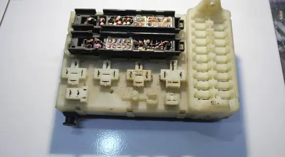 Ford Mondeo MK II Fuse module 93BG14A073EG PA6GB20GF10