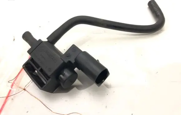 Volkswagen Golf VI Fuel pressure regulator 037906283C