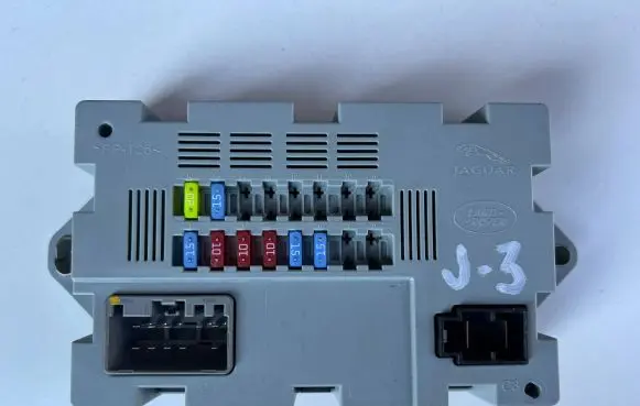 Jaguar XE Fuse module CPLA14Q073AA 71739084 1804186471