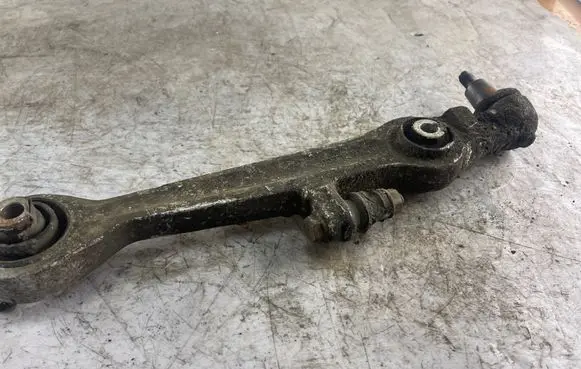 Volkswagen PASSAT B5 Front lower control arm/wishbone 4d0407155p