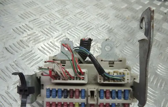 Infiniti FX Relay mounting block 3527CG000