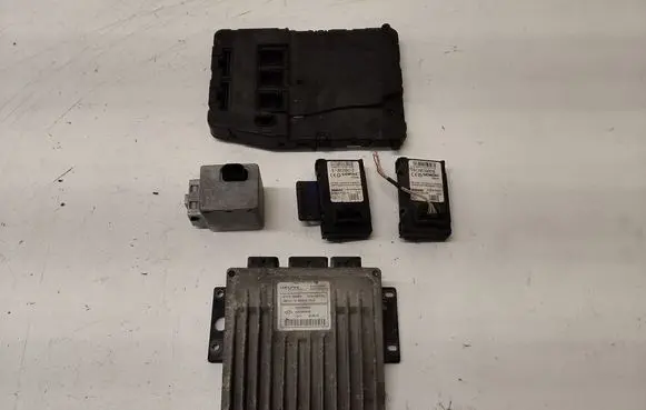 Renault Megane II Engine ECU kit and lock set 8200259832