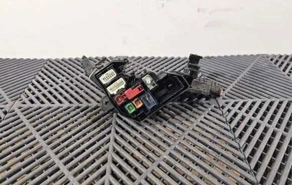 Toyota Yaris Fuse module 7512YA2