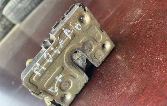 Renault Master II Front door lock