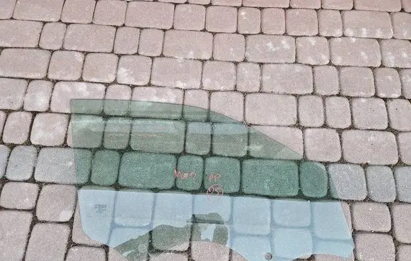 Opel Mokka B Front door window glass four-door