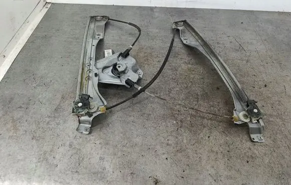 Renault Clio III Front door window regulator with motor 
