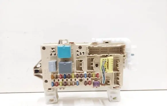 Toyota Corolla Verso E121 Fuse module 892210F010 905765 5330481418