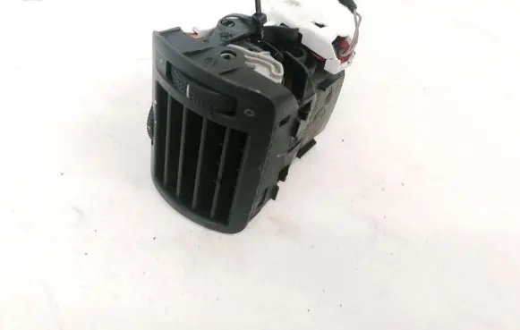 Volkswagen PASSAT B5 Dash center air vent grill 3B0819704A