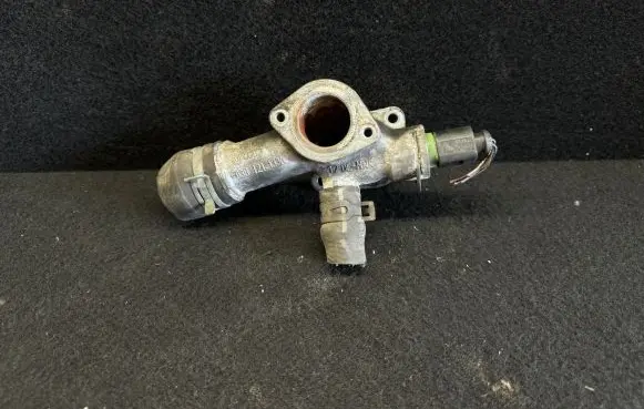 Volkswagen PASSAT B5.5 Engine coolant pipe/hose 038121133A