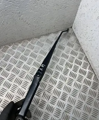 Toyota Avensis T220 Front wiper blade arm 182437