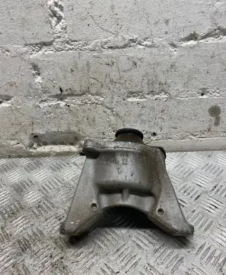 Honda CR-V Engine mount bracket