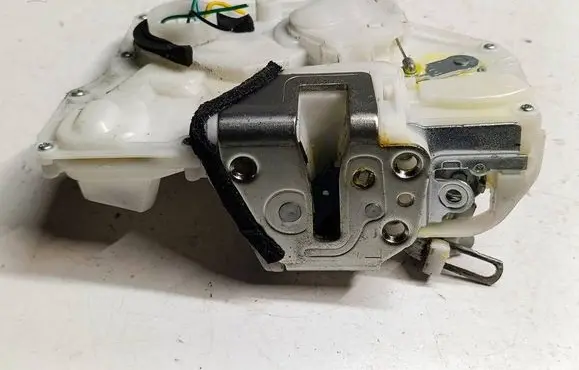 Suzuki SX4 S-Cross Front door lock 8220261MC0S4 8220261MC0