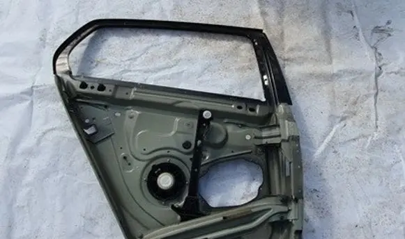Volkswagen Golf V Rear door window/glass frame juodas