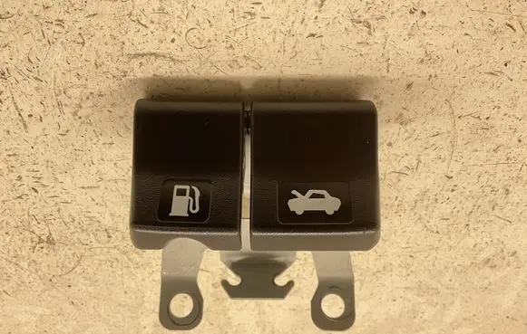 Nissan Qashqai Fuel tank opening switch 