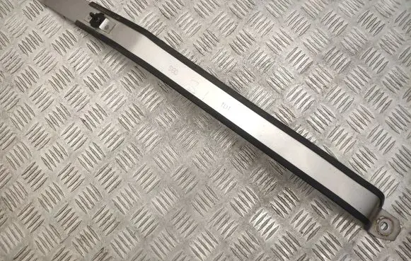 Fuel tank mounting bracket