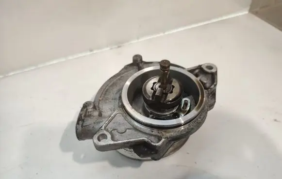 Volkswagen Touareg I Vacuum pump