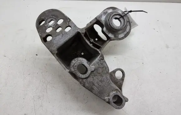 Audi A4 S4 B7 8E 8H Engine mounting bracket 8E0199351M