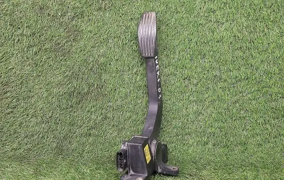 Accelerator throttle pedal