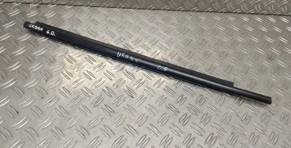Toyota Urban Cruiser (XP110) Rear door glass trim molding