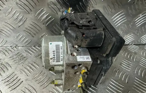 Nissan Leaf I (ZE0) ABS Pump TD8405 EM57
