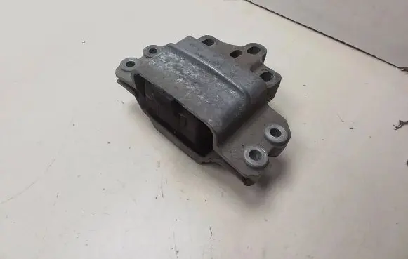 Volkswagen PASSAT B6 Engine mount bracket 3C0199555