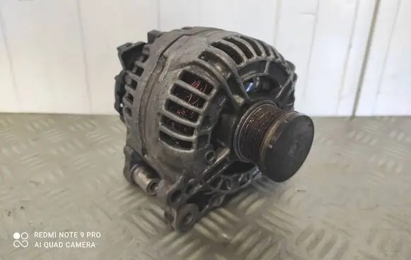 Volkswagen Touran I Generator/alternator 03C903023A