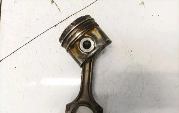 Piston with connecting rod
