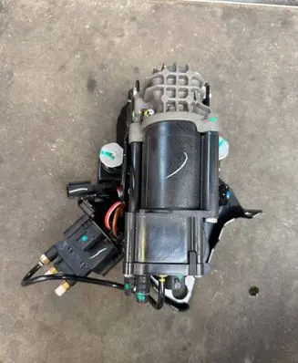 BMW 5 G60 G61 Air suspension compressor 6894904
