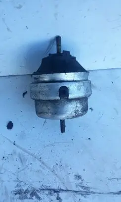 Volkswagen PASSAT B5.5 Engine mount bracket