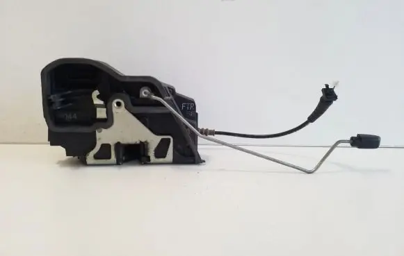 BMW X3 E83 Front door lock 7202144