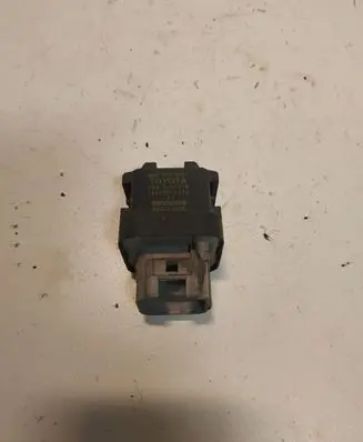 Toyota Avensis T250 Glow plug pre-heat relay 2861067810