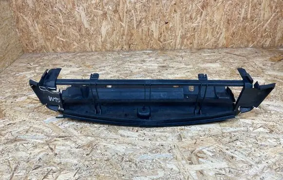 Mercedes-Benz C W204 Intercooler air channel guide A2045050430