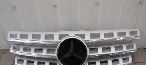 Mercedes-Benz ML W164 Front bumper upper radiator grill A1648880923