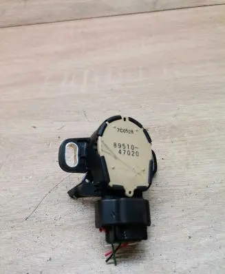 Toyota Avensis T270 Accelerator pedal position sensor 8951047020