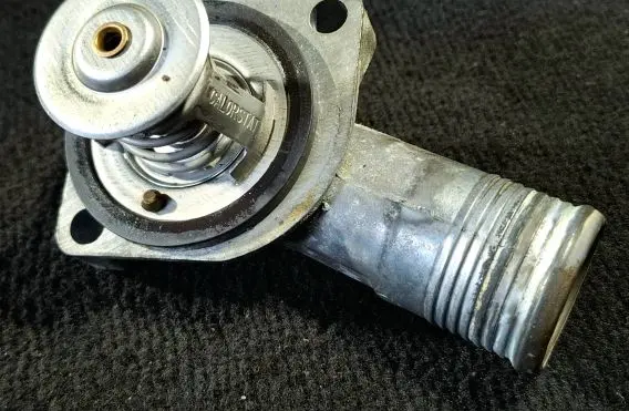 Thermostat/thermostat housing