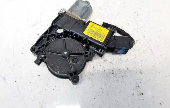 Chevrolet Orlando Front door window regulator motor 0130822462