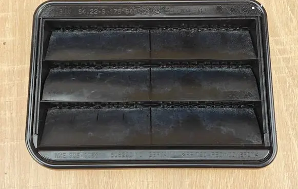 BMW 8 G16 Quarter panel pressure vent 9176945