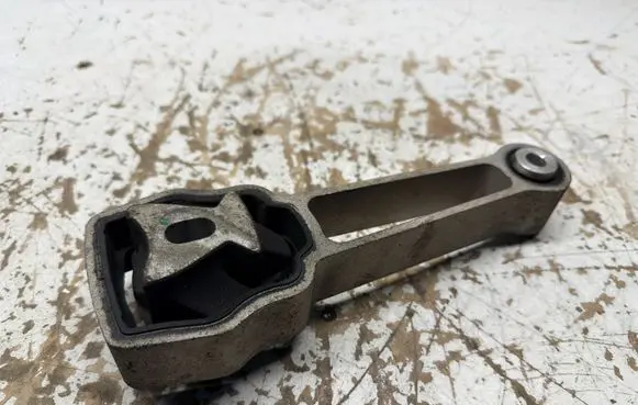 Volvo XC70 Engine mount bracket 