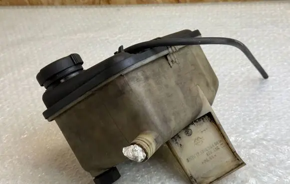 BMW 5 E39 Coolant expansion tank/reservoir 2244081 17132244081