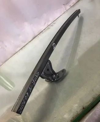 Nissan Juke II F16 Front door windshield rail 