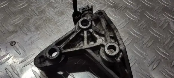 Honda Civic Engine mounting bracket