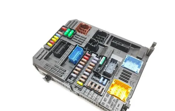 Peugeot 208 Fuse module 9830707780 28641132 2951962973
