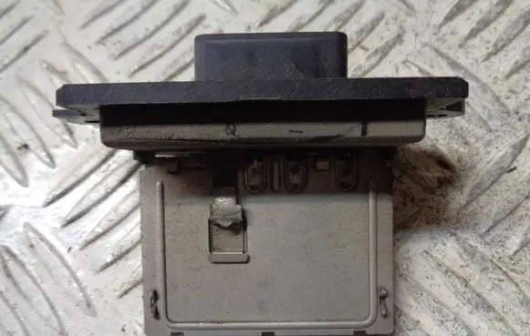 Nissan Note (E11) Heater blower motor/fan resistor