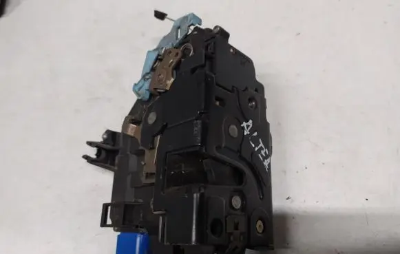 Seat Altea Front door lock 3D2837016