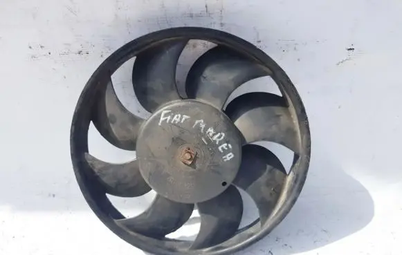 Radiator cooling fan shroud